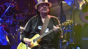 Carlos Santana bricht sich Finger: Gitarrist verschiebt Konzerte in Las Vegas