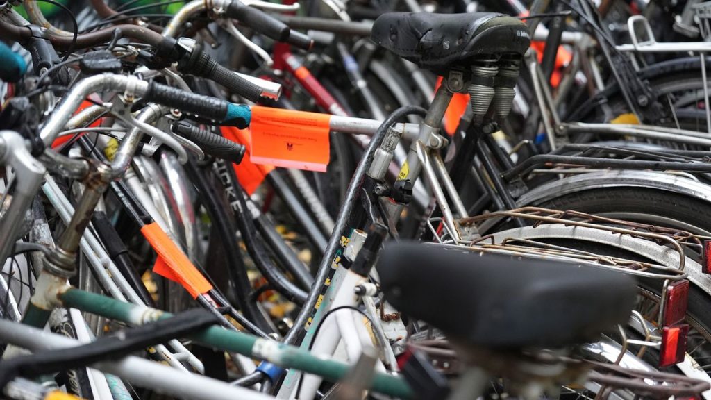 Halterlos abgestellt: Städte verzeichnen mehr "Fahrradleichen" und Schrottautos