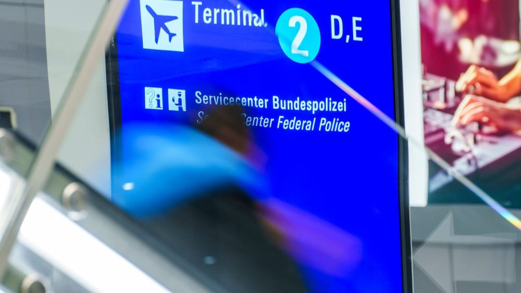 Technik: Ministerium sieht keine Hacker hinter Flughafen-Störungen