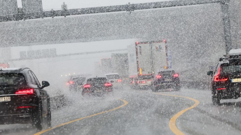 Verkehr: Urlaubsstau und winterliches Wetter im Norden