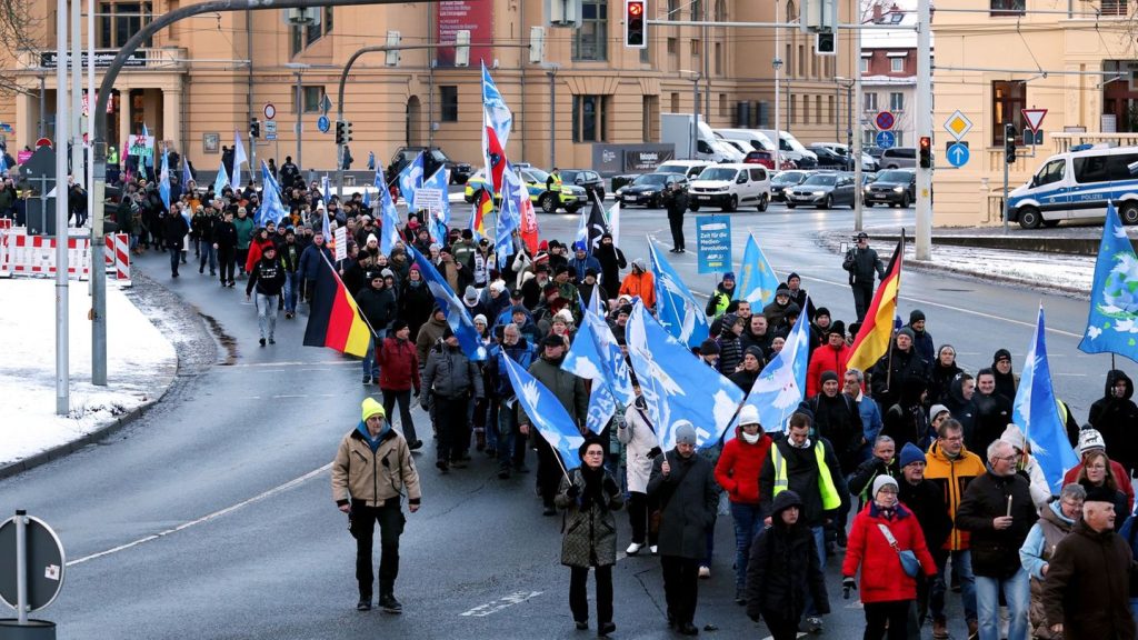 Demonstrationen: Hunderte mit Friedensfahnen in Gera unterwegs