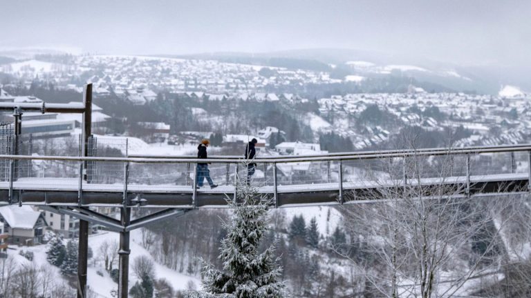 Freizeit-Wintersport: Endlich Schnee: Viel los in Winterberg & Co.