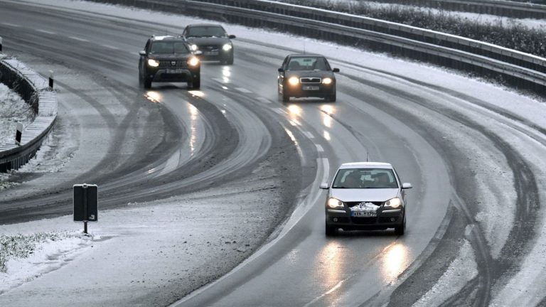 Wintereinbruch: Glatteis und Schnee bringen Verkehr durcheinander