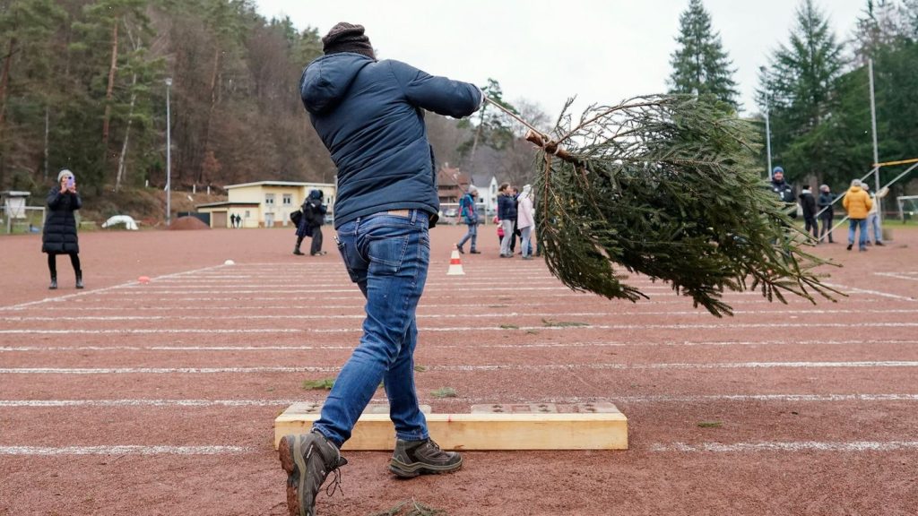 Elchfigur statt Medaille: Baumwerfen im Pfälzerwald - Wer wird Neujahrsweltmeister?