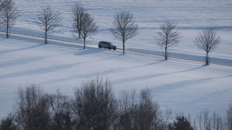 Wetter: Vorsicht auf Sachsens Straßen: Schnee und Glätte am Sonntag