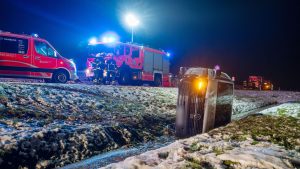 Von Straße abgekommen: Transporter in eisigem Wassergraben - auch Helferin verletzt