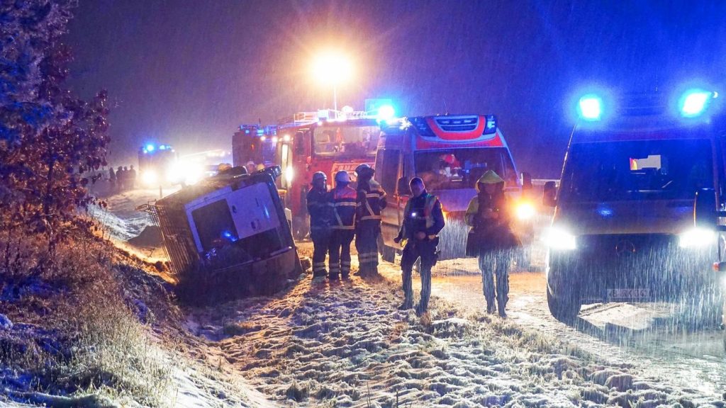 Unfall bei Coswig: Kleintransporter überschlägt sich auf A9