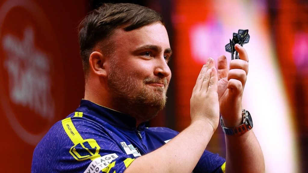 Darts-Weltmeister Luke Littler: Mit diesem WM-Pokal-Bild erinnert er an Messi