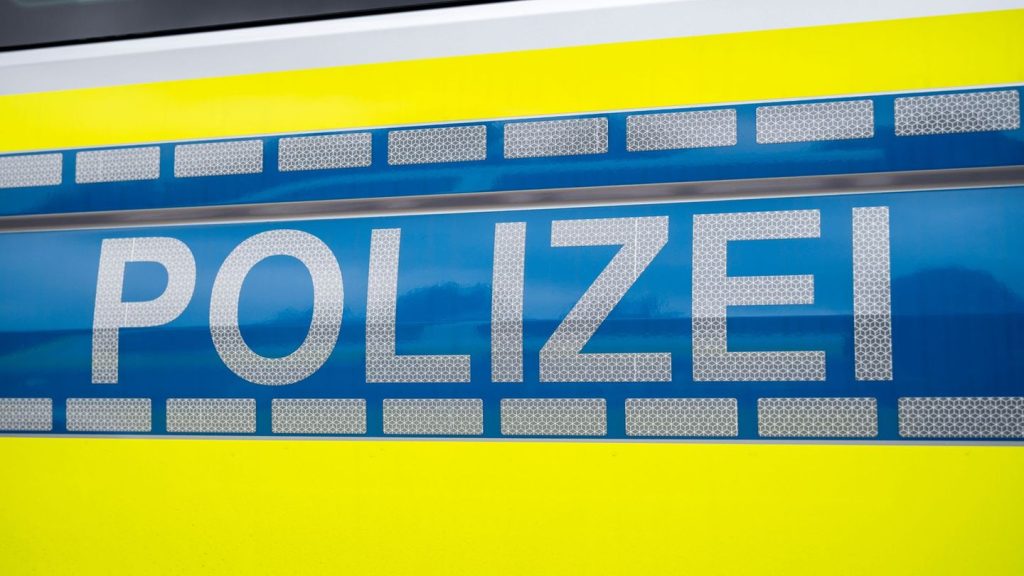 Kriminalität: Täter schlagen Bar-Gäste mit Eisenstäben und Schlagstöcken