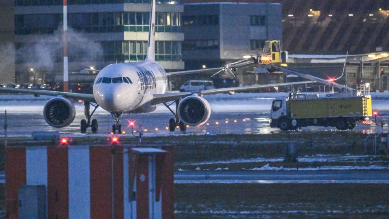 Wetter: Vereiste Flugzeuge - Verspätungen am Stuttgarter Flughafen