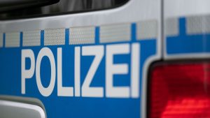 Unfall auf A81: Polizeiauto überschlägt sich auf Autobahn wegen Glatteis