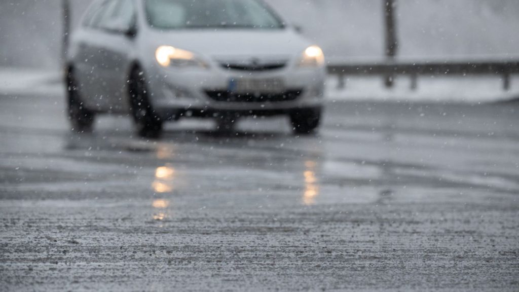 Wetter: Dutzende Glätteunfälle - Flug- und Zugverkehr beeinträchtigt