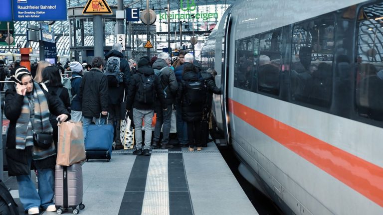 Eis und Schnee: Bahnausfälle in Frankfurt wegen Winterwetter