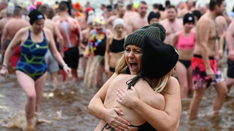 Freizeit: 375 Menschen beim Neujahrsschwimmen im Heidebad Halle