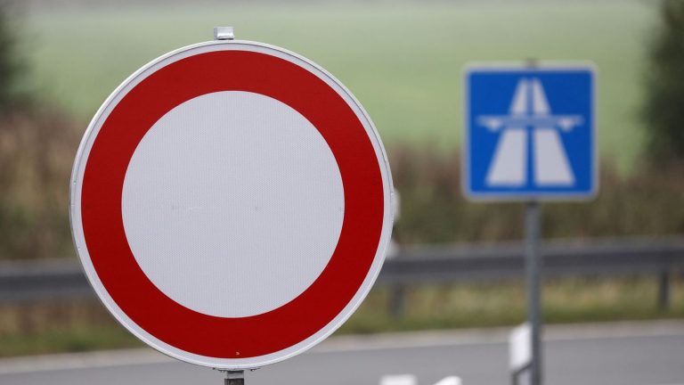 Unwetter in NRW: Sturm führt zu Verkehrsbehinderungen - A560 gesperrt