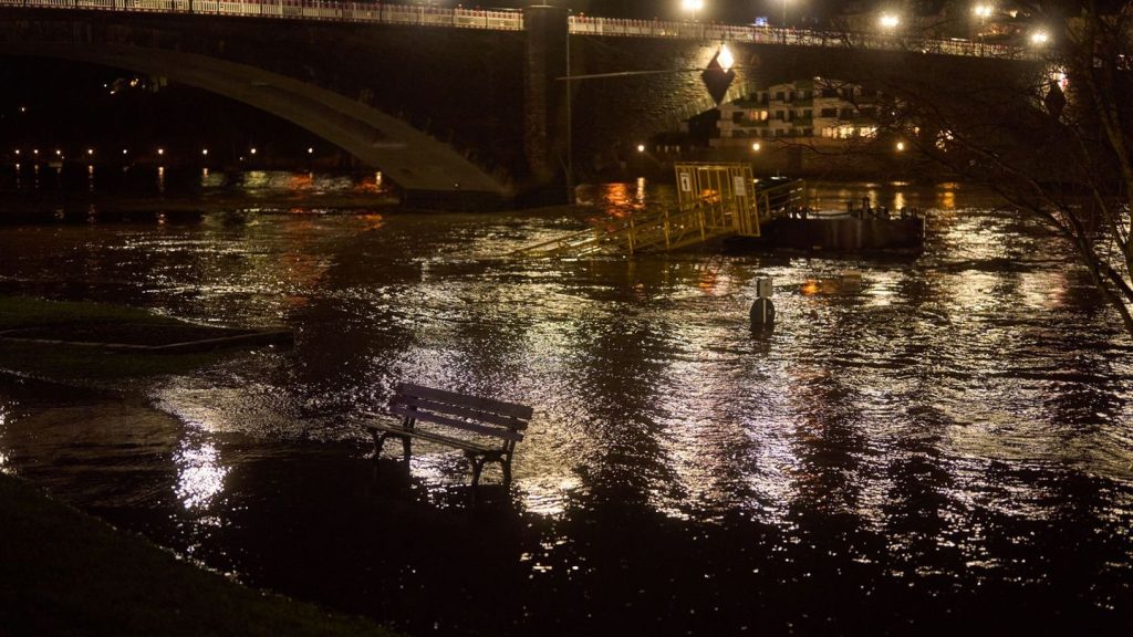 Regen und Schmelze: Mosel tritt über die Ufer