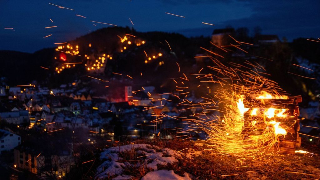 Religiöses Brauchtum: Bergfeuer erhellen die Nacht über Pottenstein