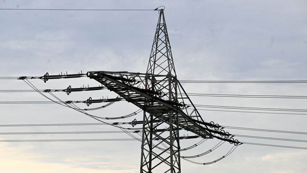 Defekt am Kabel: Stromkabel gerissen - Bahnverkehr mehrere Stunden lahmgelegt