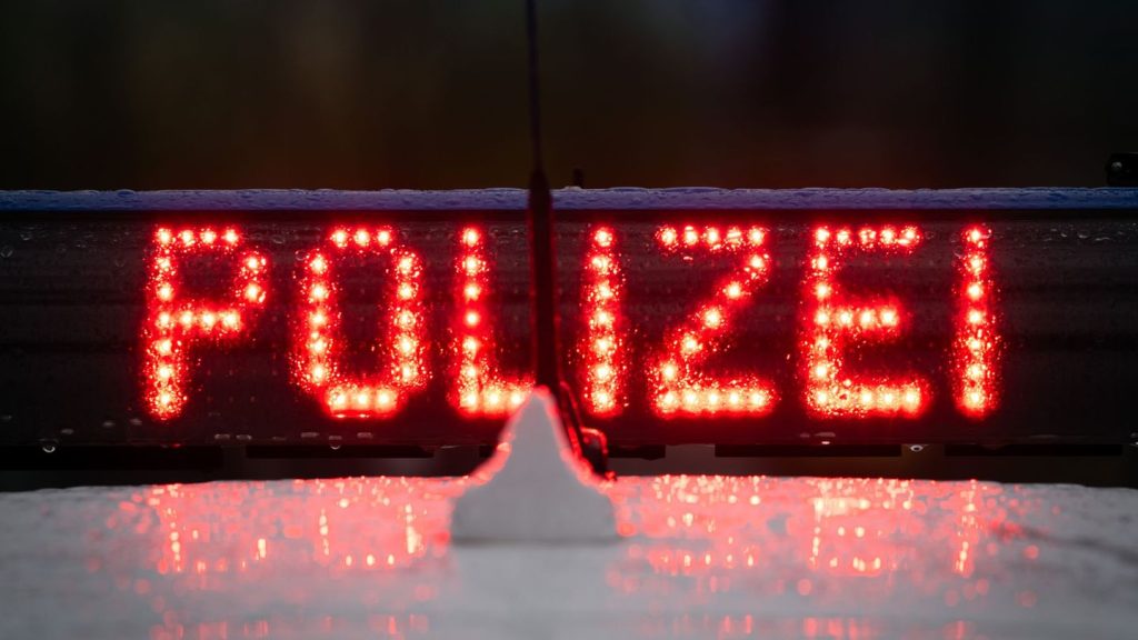 Staatsschutz ermittelt: Frau an Ampel in Schöneberg attackiert und beleidigt