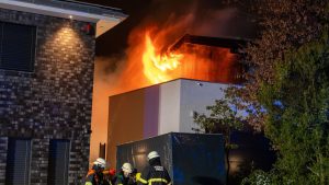 Brand: Zwei Bewohner bei Feuer in Einfamilienhaus schwer verletzt