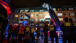 Feuerwehreinsätze: Wohnhausbrand in Ottensen - lebensgefährliche Verletzungen