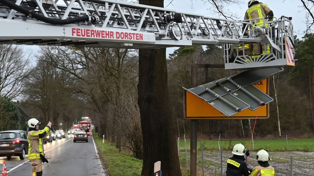 Unwetter in NRW: Sturm fegt über NRW – Zugstrecken und A560 gesperrt