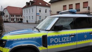 Polizeieinsatz: Polizei: Mann hält Person in Bankfiliale fest