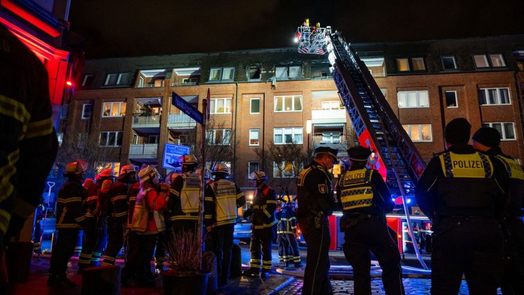 Feuerwehreinsatz: Wohnhausbrand in Ottensen - lebensgefährliche Verletzungen