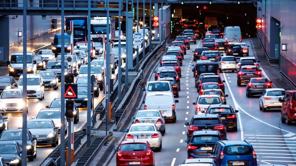 Verkehr: Pendler stehen 43 Stunden im Stau - Düsseldorf an der Spitze