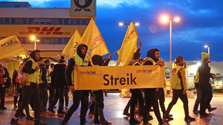 Tarifverhandlungen: Streik bei der Post - Briefe und Pakete kommen später