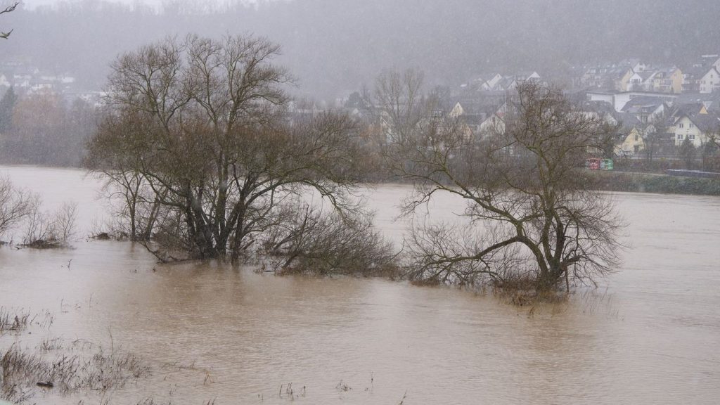 Hochwasser: Dauerregen sorgt für steigende Flusspegel