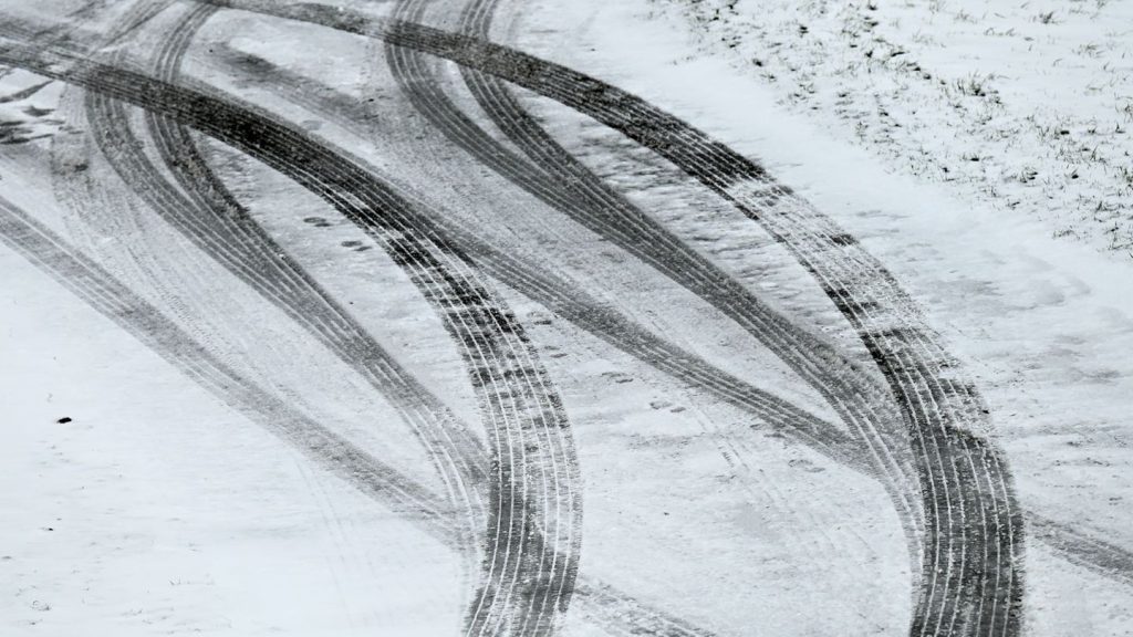 Verkehr: Glätte führt zu Unfällen in Hessen