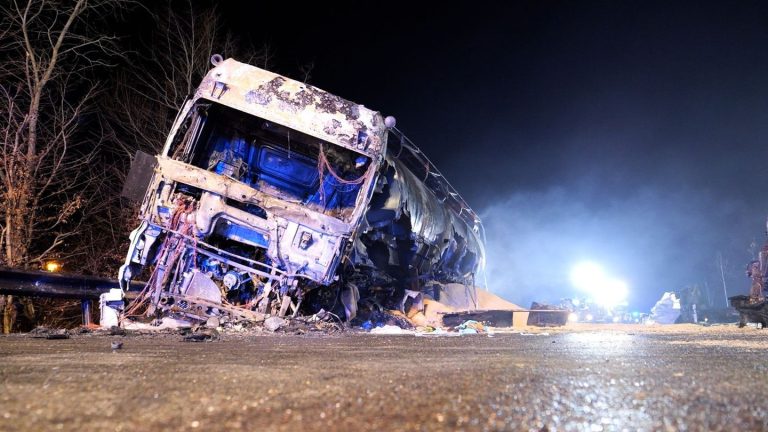 Tödlicher Unfall: Fünf Männer sterben bei Frontalcrash - Straße noch gesperrt