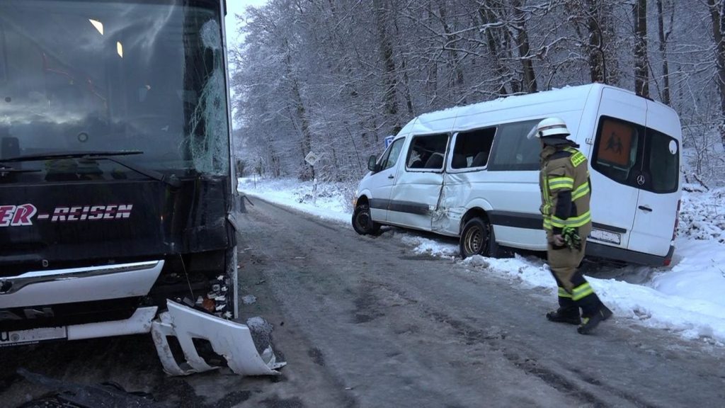 Unfall mit Kindern: Bus-Unfall auf schneeglatter Straße: acht Leichtverletzte