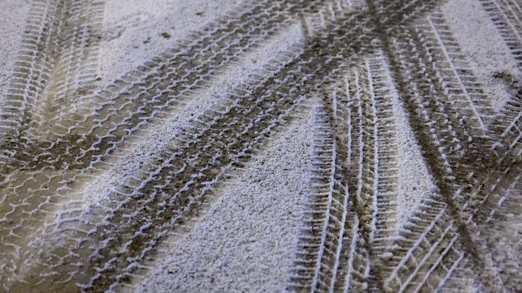 Verkehr in Bayern: Mindestens vier Leichtverletzte bei Glätte-Unfällen