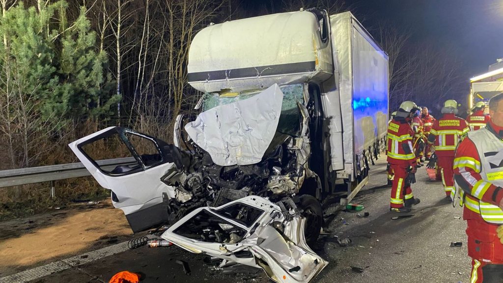 Unfall auf der Autobahn: Kollision auf der A7 - lebensgefährliche Verletzungen