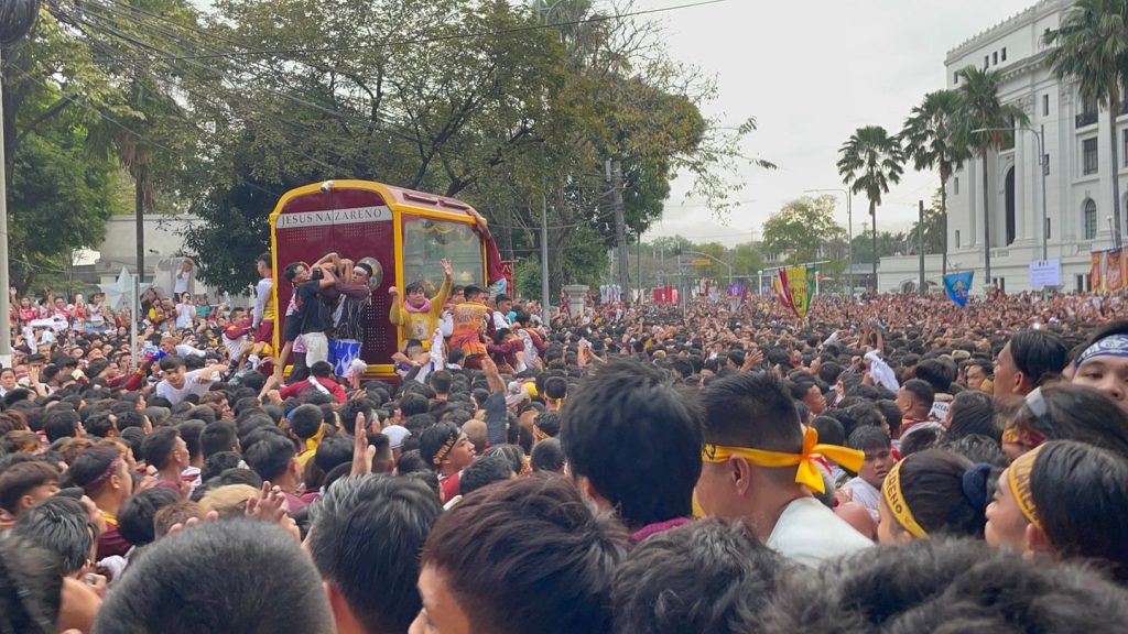 Schwarzer Nazarener: Barfuß durch Manila: Millionen Katholiken huldigen Statue