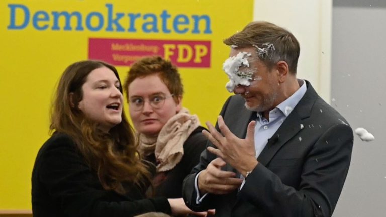 Attacke im Wahlkampf: Parteien verurteilen Schaum-Attacke auf Lindner