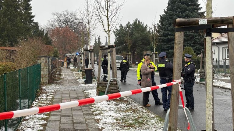 Polizeieinsatz: Mann droht mit Messer in Berlin-Köpenick - Polizist schießt