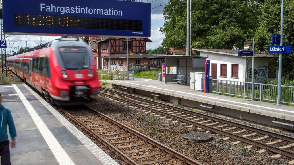 Bahnverkehr behindert: Zugverspätungen nach Oberleitungsschaden nördlich Schwerins