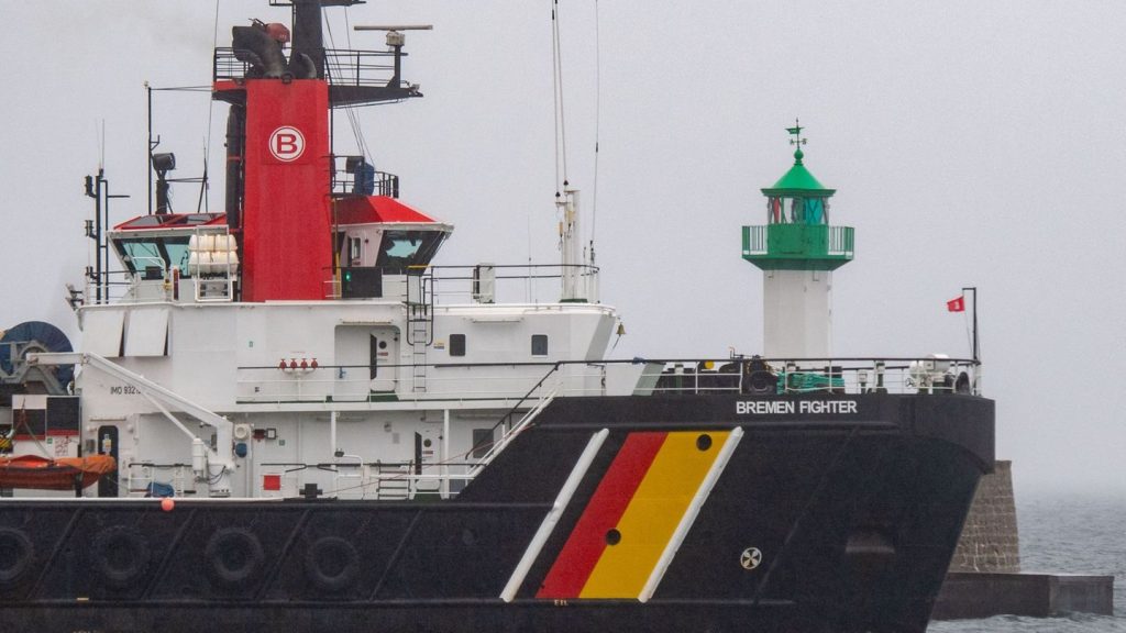 Öltanker treibt vor Rügen: Landrat zu Tanker: "Keine Gefahr für die Bevölkerung"