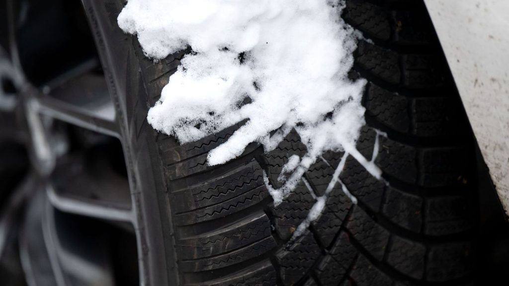 Schneefälle: Lkws stecken stundenlang im Schnee fest