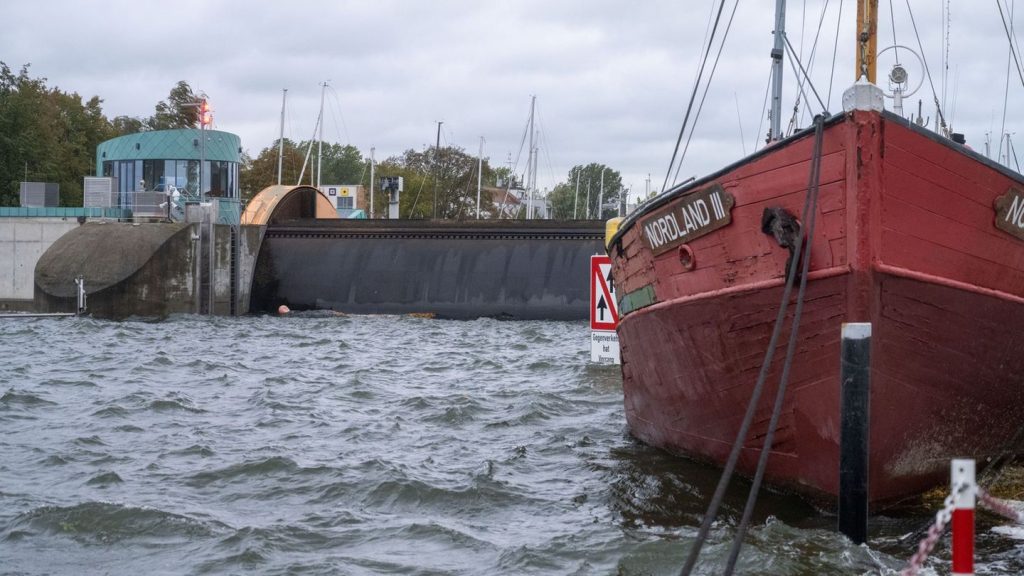 Sturm auf der Ostsee: Sturmflutwarnung - Sperrwerk wird geschlossen