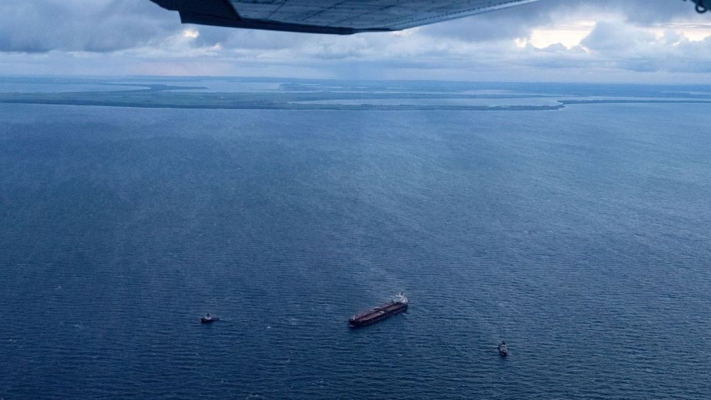 Tanker-Havarie vor Rügen: Sturm erschwert Lage am havarierten Öltanker "Eventin"