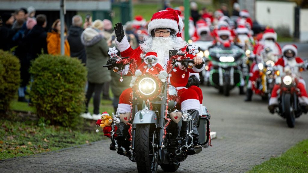 Benefiz-Biker auf Tour: Weihnachtsmänner auf Motorrädern sammeln für kranke Kinder