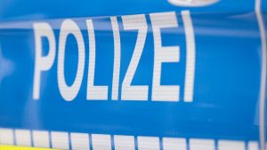 Unfälle: Autofahrer prallt gegen Baum und wird schwer verletzt