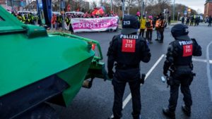 AfD-Parteitag beginnt wegen Protestaktionen in Riesa verspätet