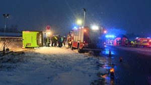 Unglück: Zwei Tote, mehrere Verletzte - schwerer Busunfall auf A11