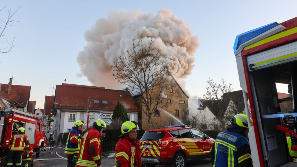 Großeinsatz der Feuerwehr: Fachwerkhaus in Vollbrand - zwei Menschen vermisst