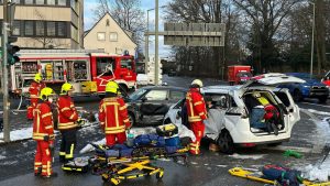 Unfälle: Acht Verletzte nach Unfall mit Linienbus und zwei Autos